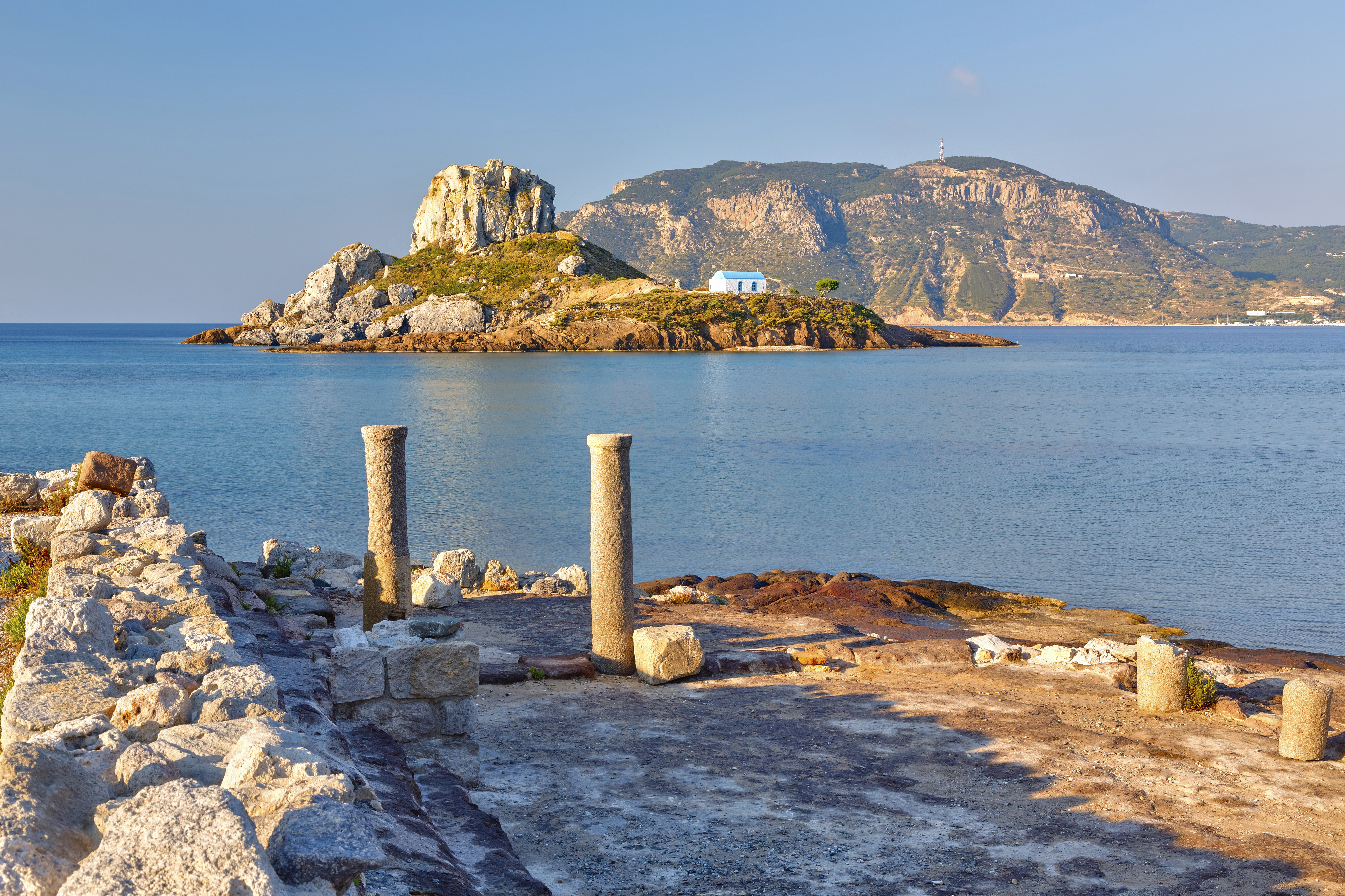Alte Basilic Ruinen und Aghios Stefanos Inselansicht