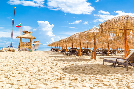 Sonnenschirme am feinsandiger Strand in Bulgarien