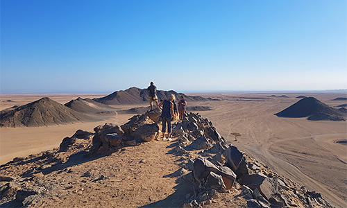 Urlauber am Beobachten des atemberaubenden Ausblick mitten der Berglandschaft in Ägypten