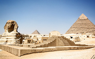 sphinx mit den Pyramiden von Gizeh