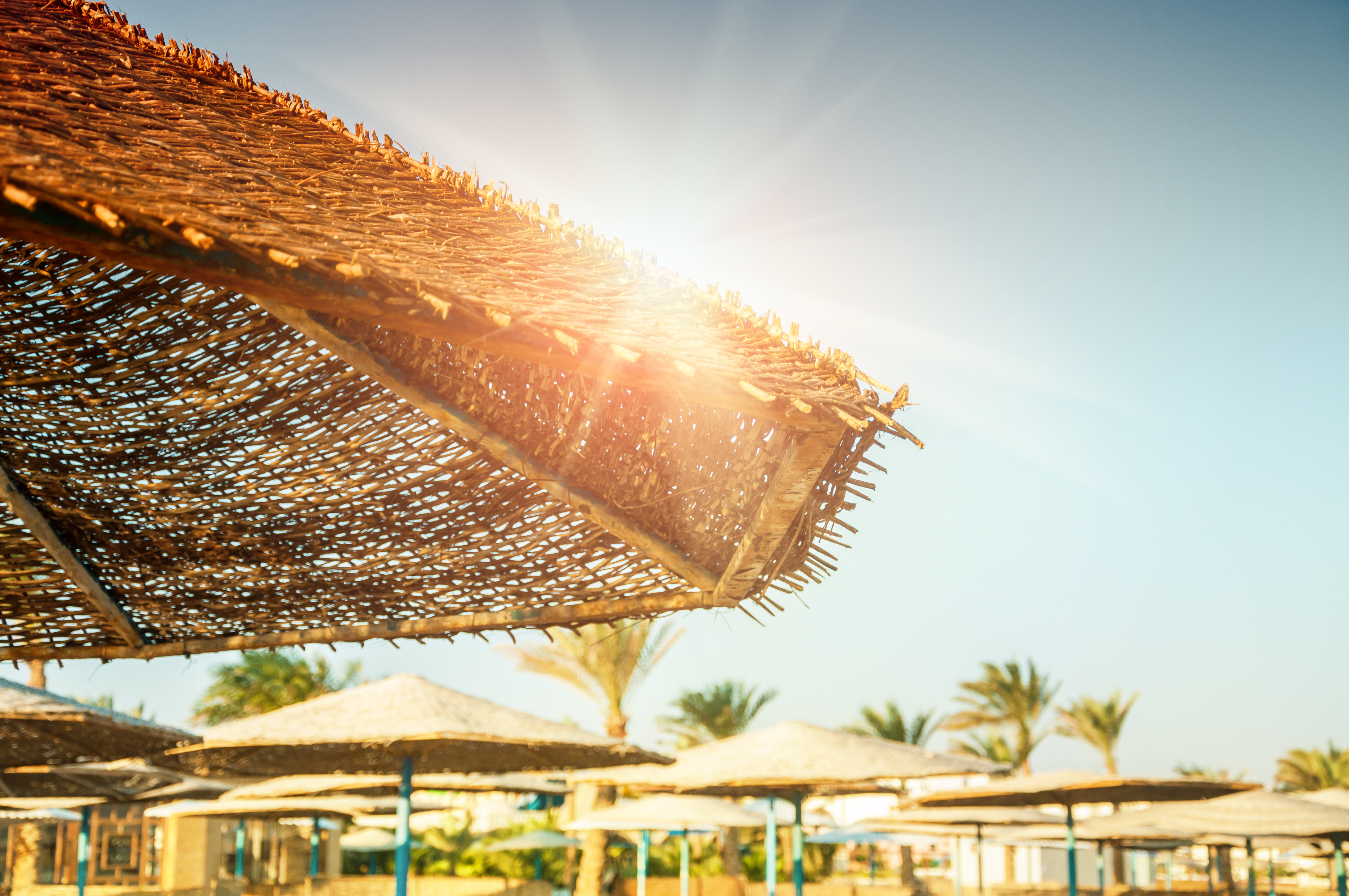 Sonnenschirme an einem Strand in der ägyptischen Küstenstadt Hurghada