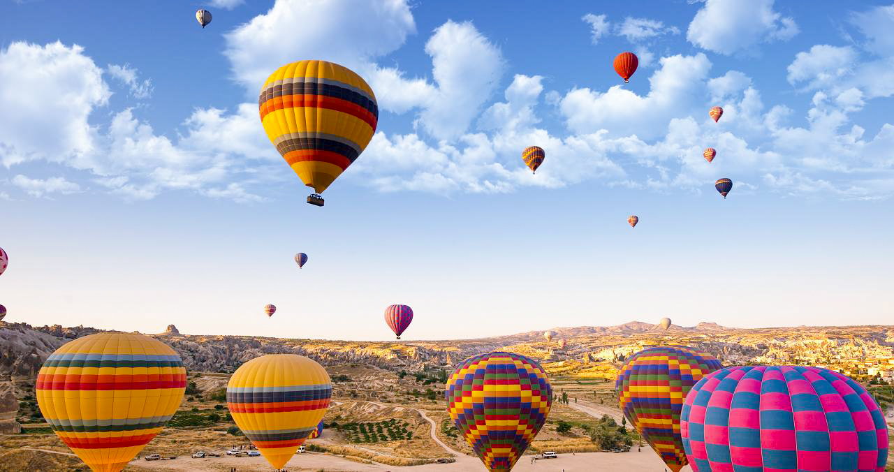 Fliegende Luftballons in Kappadokien beim Sonnenuntergang
