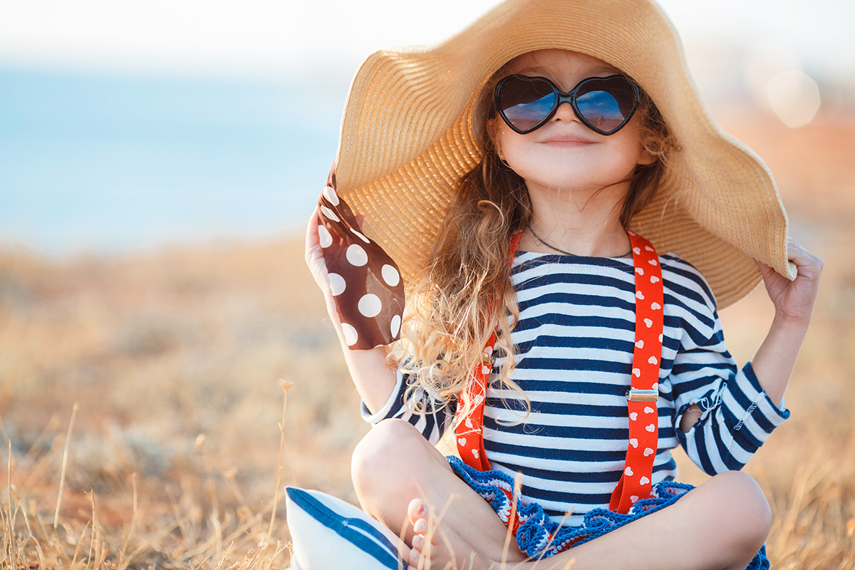 ETI_Mädchen mit Hut und Sonnenbrille Kleines Mädchen mit Hut und Sonnenbrille
