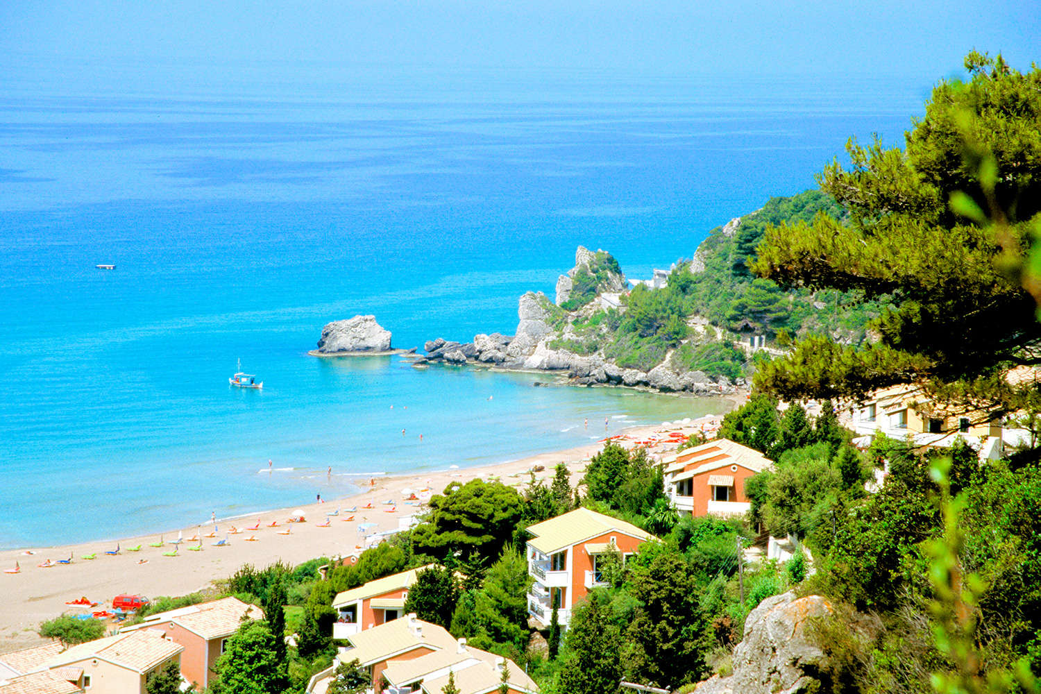 Atemberaubender Ausblick von der grünen Landschaft auf den Strand auf der griechischen Insel Korfu