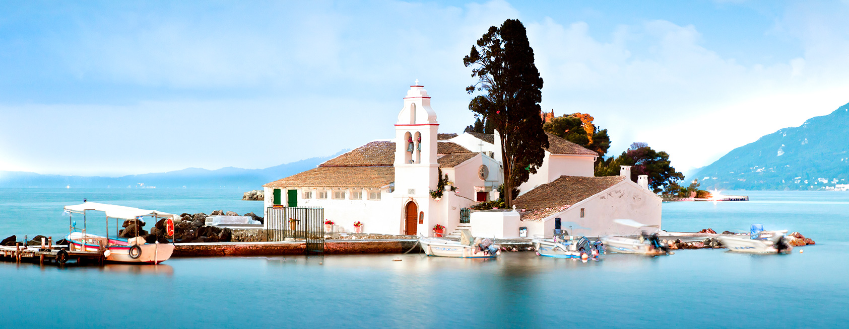 Kloster am Hafen auf der griechischen Insel Korfu