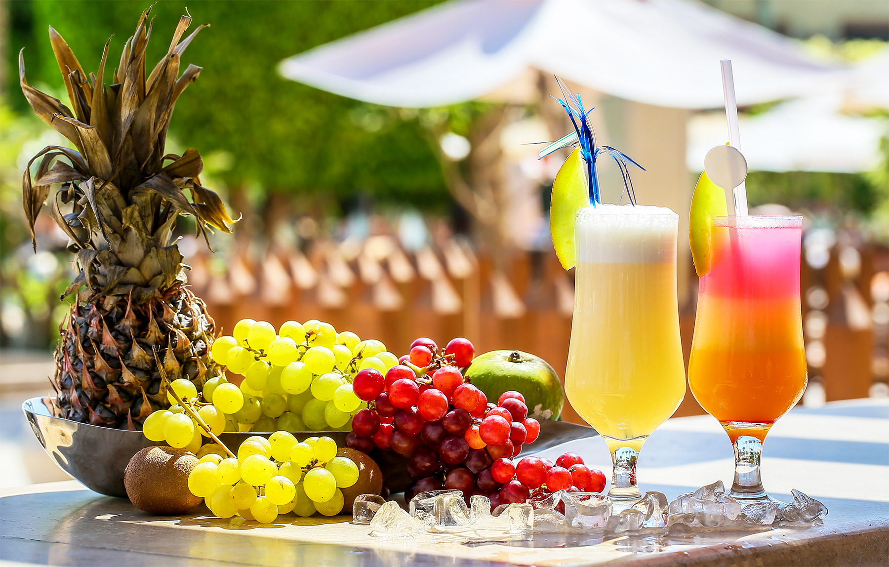 ETI_Cocktails Cocktails, serviert mit Trauben und Ananas