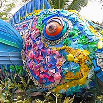 Fisch-Kunststück aus Plastik in der ägyptischen Stadt Hurghada
