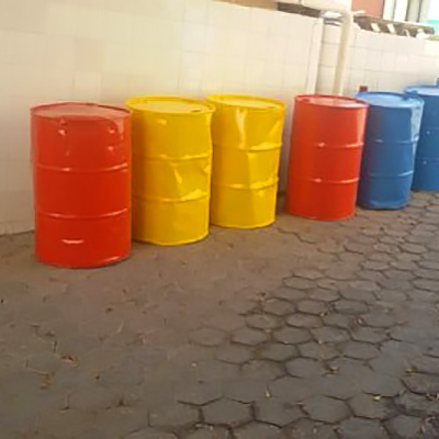 Ölfässer anstatt von Mülltonnen in der Deutschen Schule Hurghada
