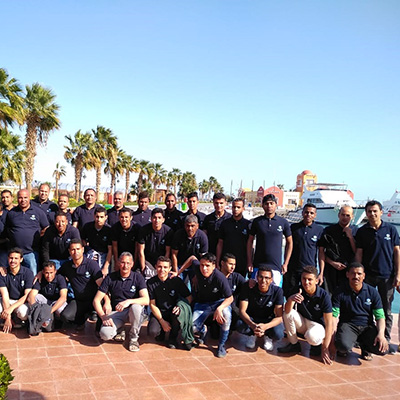 Freiwilligen Mitarbeiter des Red Sea Hotels Siva Grand Beach nach dem Müll-Einsammeln in Hurghada
