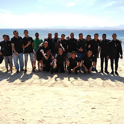 Mitarbeiter von Siva Grand Beach bei einem Gruppenfoto an dem gereinigten Strand