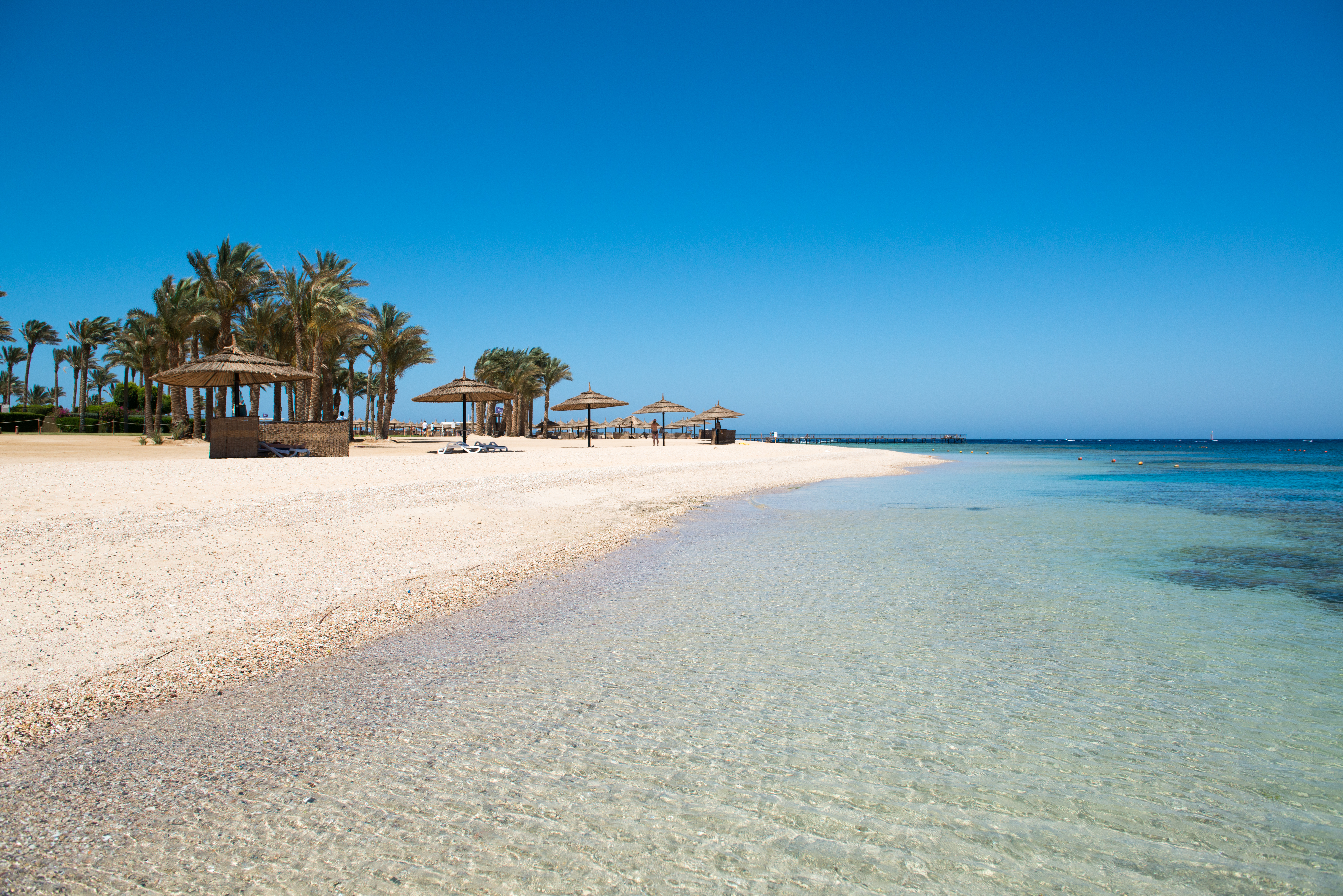 Feinsand-Strand und glasklares Wasser in Port Ghalib in Ägypten