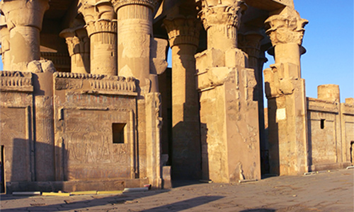 Blick auf den Haupteingang des Haroeris Tempel in Oberägypten