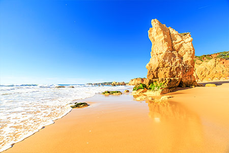 Spektakuläre Felsenformationen direkt am Strand in der portugiesischen Region Algarve
