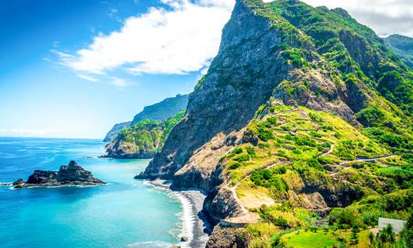Blick auf die Küste Madeiras und ihre grüne Landschaft