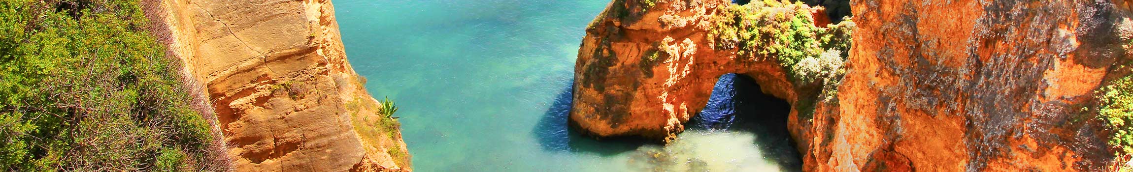 Atemberaubende Felsformationen an der Algarve-Küste
