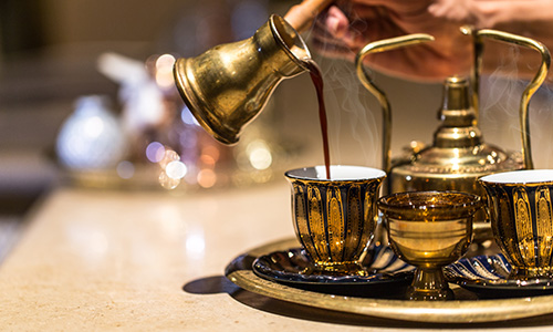 Arabischer Kaffee bei RED SEA HOTELS