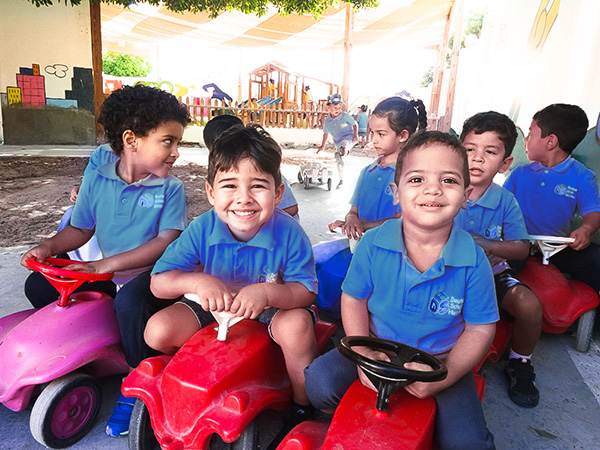 Schulkinder am Spielen mit Bobbycars in der Deutschen Schule Hurghada