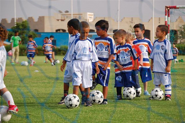 Kinder beim Fußballspielen beim Grand Football Club