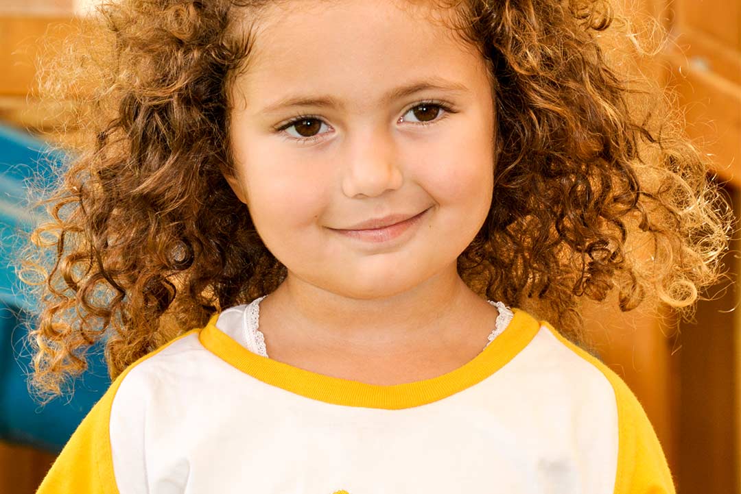 Lächelndes kleines ägyptisches Mädchen in der Deutschen Schule Hurghada