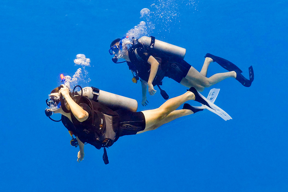 2 Taucher bei Aquarius Diving Club am Entdecken des Roten Meers in Ägypten