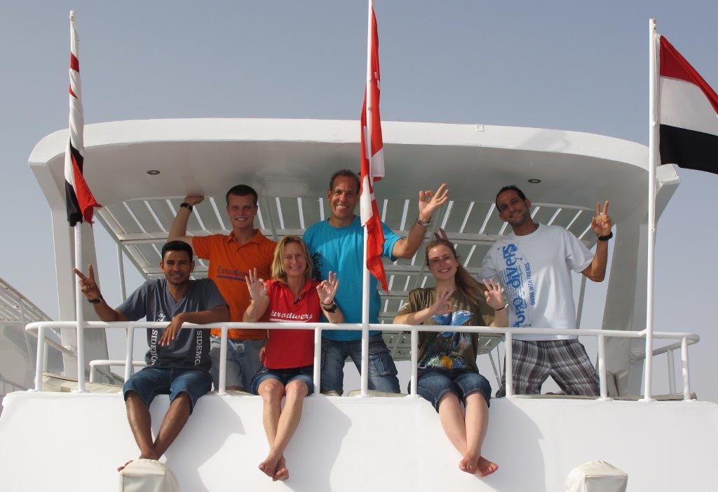 Gruppenfoto am Bord fürs Personal der Tauchschule Euro Divers in Hurghada