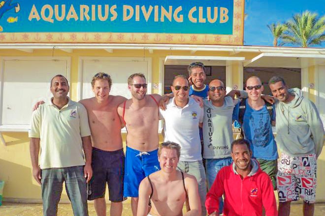 Gruppenfoto von Aquarius Diving Club Tauchern vor dem Lokal