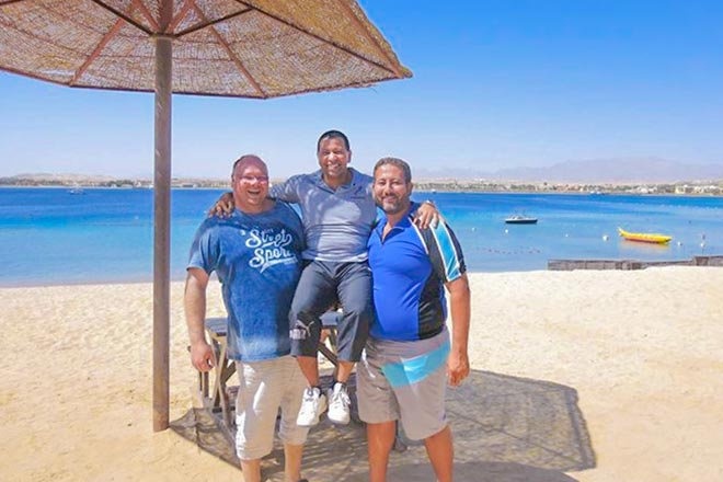 Gruppenfoto vom Personal des Aquarius Diving Clubs am Roten Meer