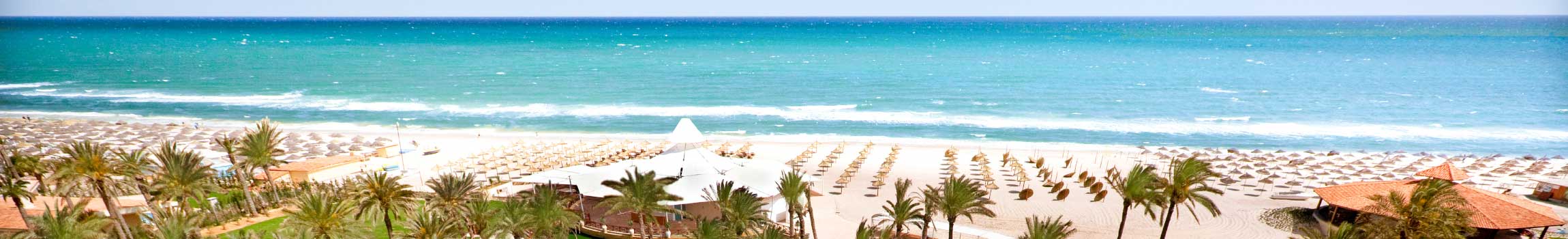 Kristallklares Wasser, feinsandiger Strand, Palmen und Flair in der tunesischen Stadt Sousse