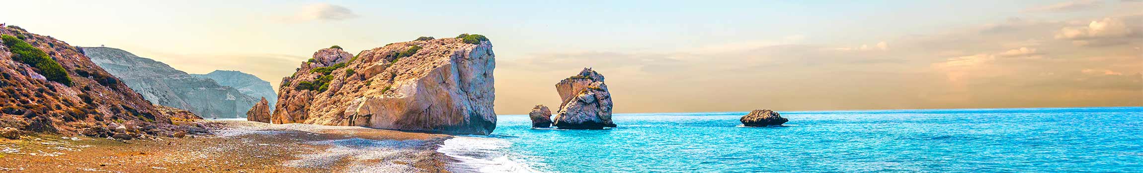 Petra Tou Romiou Beach mit dem Aphroditefelsen bei Paphos in Zypern