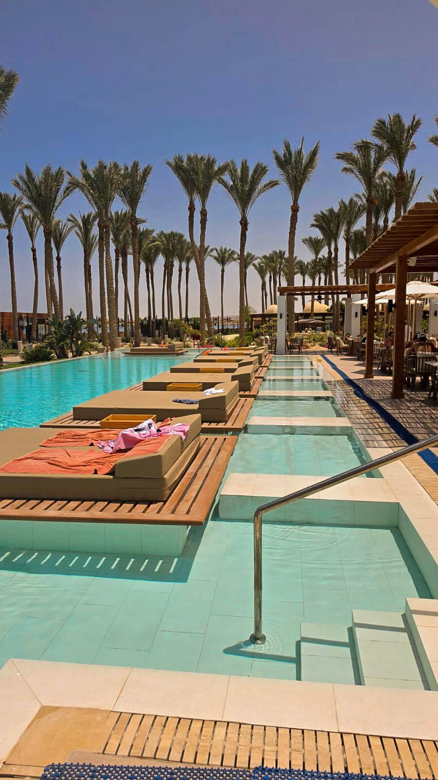 Pool-Lounge mit Infinity-Pool