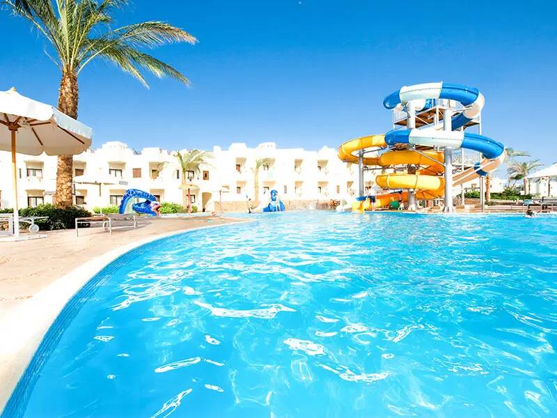 Erfrischung und Entspannung: Der Poolbereich des Sharm Resorts
