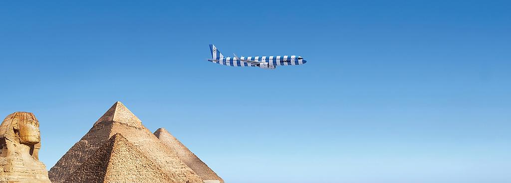 Condor Flugzeug fliegt über Pyramiden