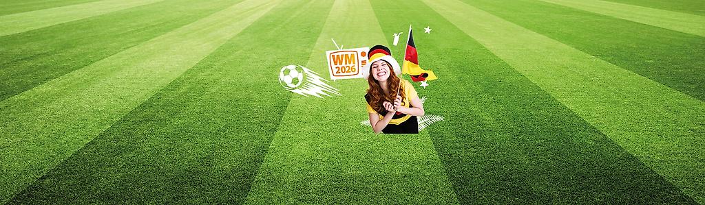Junge Frau mit Hit und Fahne in Deutschlandfarben freut sich. Daneben szilisierter TV mit WM 2026 und stilisierter Fußball auf grünem Rasen
