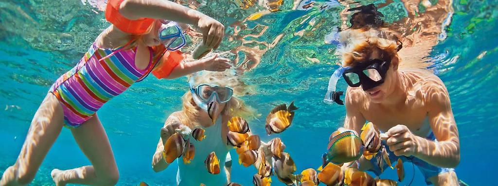 Mann, Frau und Kind schnorcheln in Ägypten