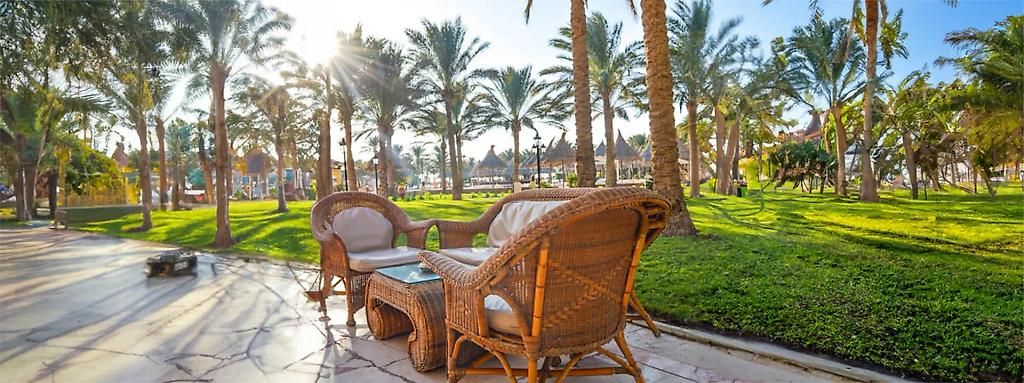 Zimmer-Terrasse mit Korbstühlen und Tisch im All Inclusive Urlaub in Ägypten