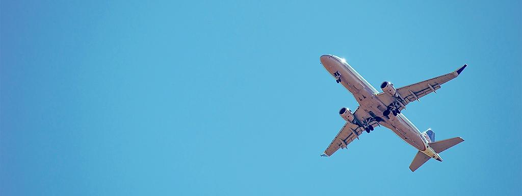 Flugzeug bei blauem Himmel