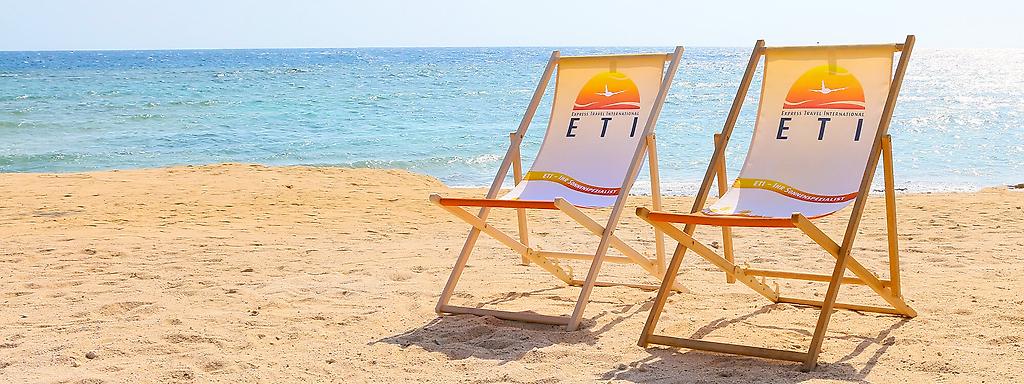 2 Strandliegen mit ETI Logo am Strand von Ägypten