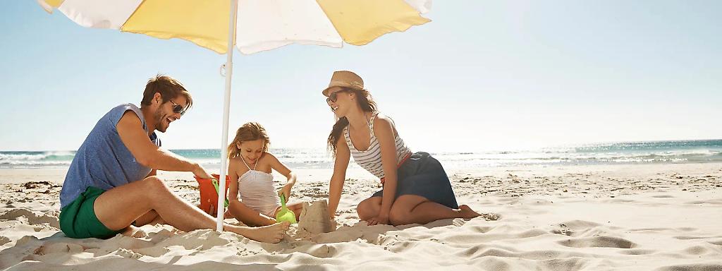 Familie am Strand und sandeln