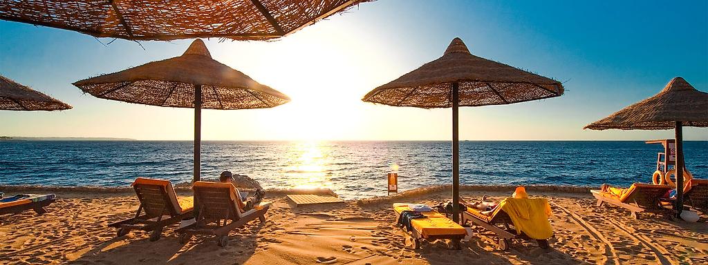 Strand und Sonnenschirme vor dem Roten Meer in Sahl Hasheessh