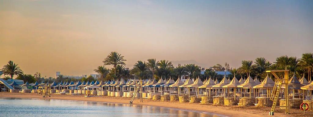 Strand mit Sonnenschirmen vor Hurghada