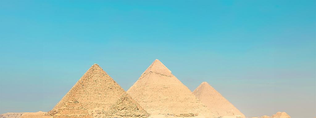 Pyramiden von Gizeh unter blauem Himmel