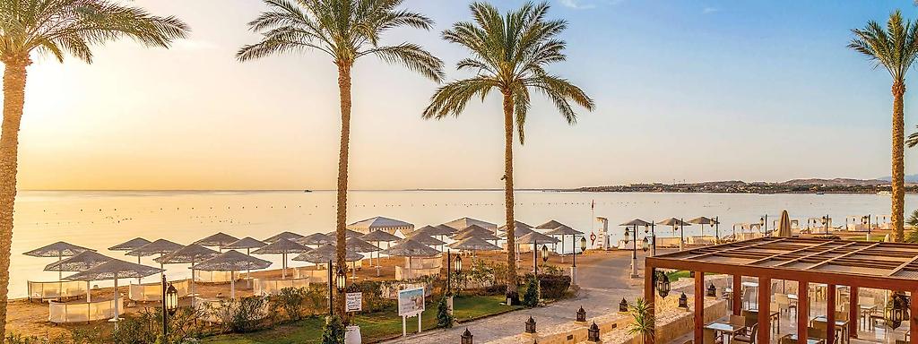 Strand mit Sonnenschirmen von Makadi Bay