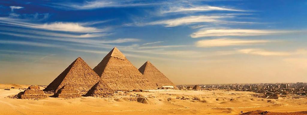 Pyramiden von Gizeh unter blauem Himmel