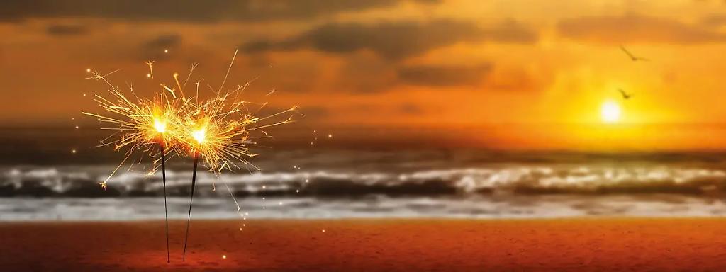 Wunderkerzen an Silvester am Strand von Ägypten