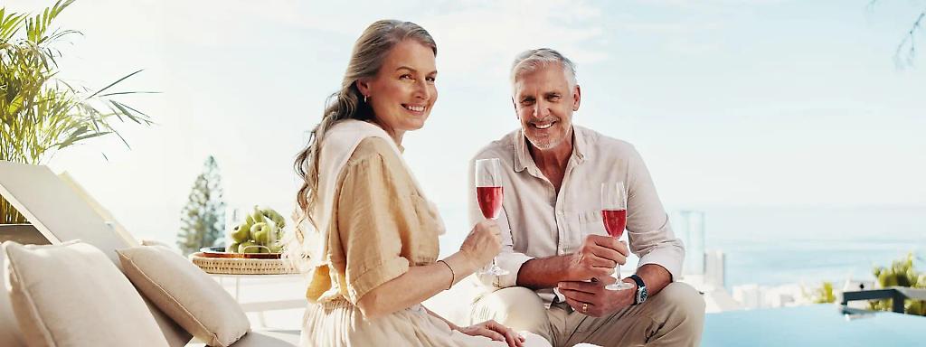 Mann und Frau sitzen mit Sekt in der Hand