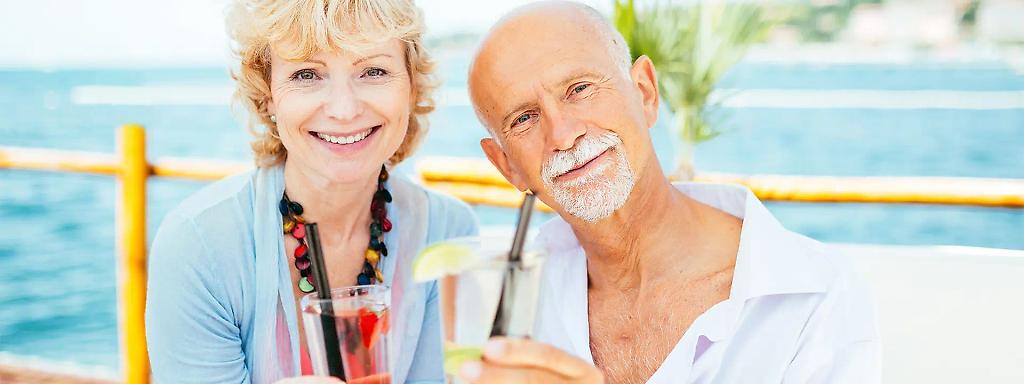 Älteres Paar mit Cocktails in der Hand