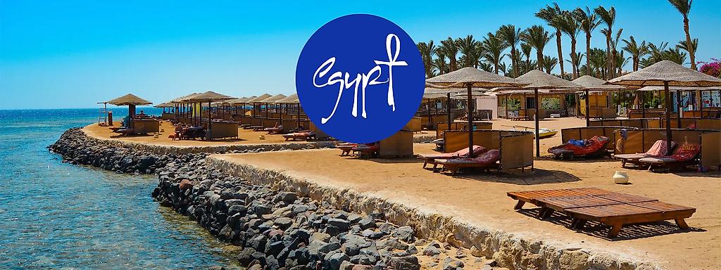 Strandschirme und Liegen in Makadi Bay