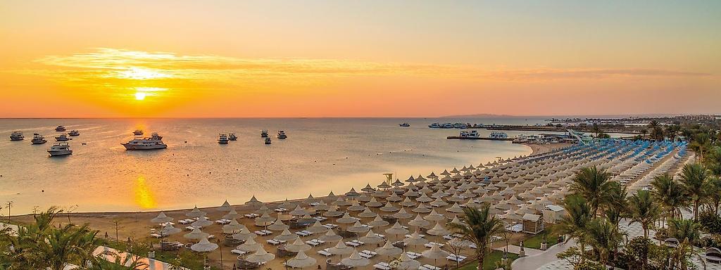 Meer und Strand mit Sonnenschirmen von Hurghada in Ägypten