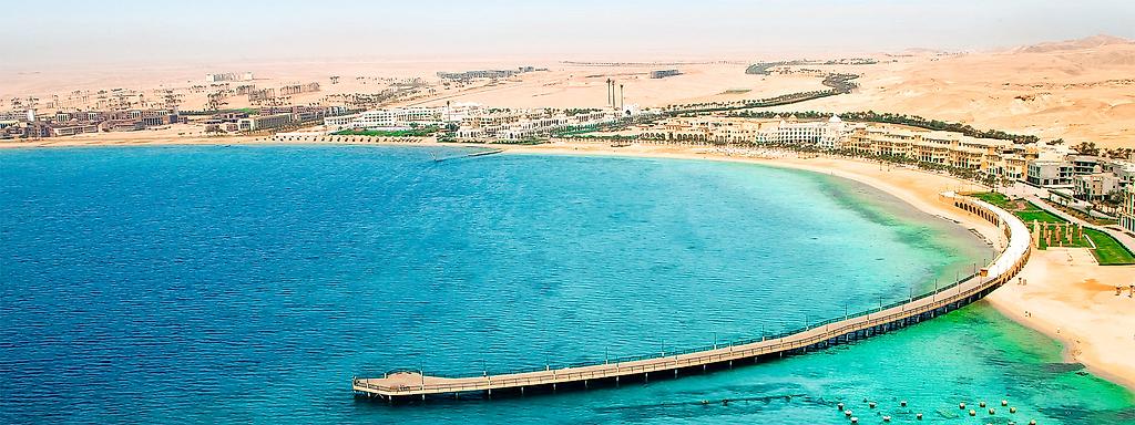 Blick auf die Küste von Sahl Hasheesh in Ägypten mit langem Steg ins Meer