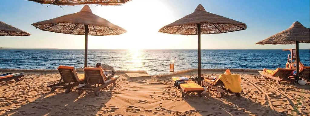 Liegen und Sonnenschirme am Strand von Sharm El Sheikh